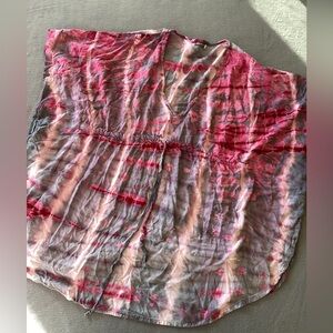 Earthbound tied died tie waist tunic top-SZ L
Pit to pit 31”
Length 31”